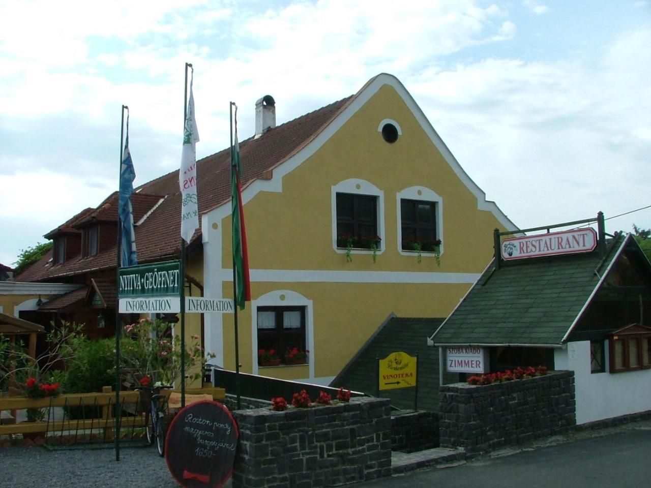 Hotel Borbaratok Panzio Badacsonytomaj Exterior foto